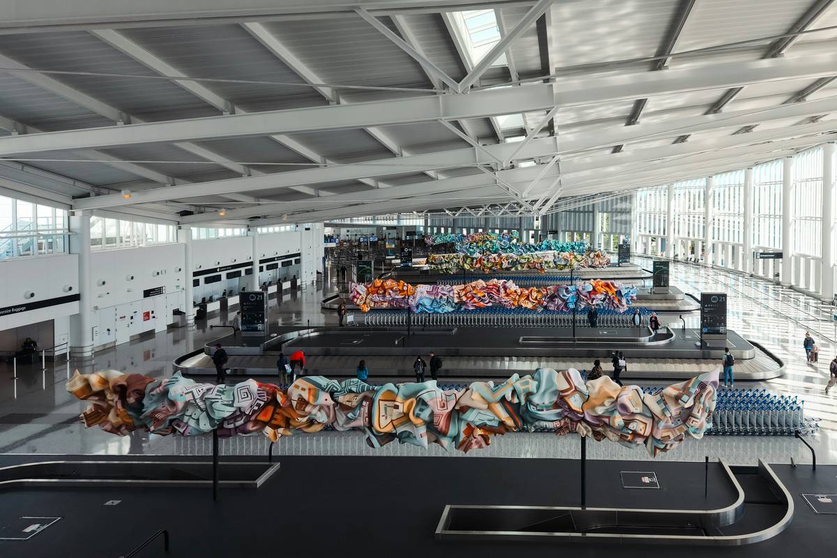 Smart luggage with built-in baggage tracking system coverage for real-time location updates