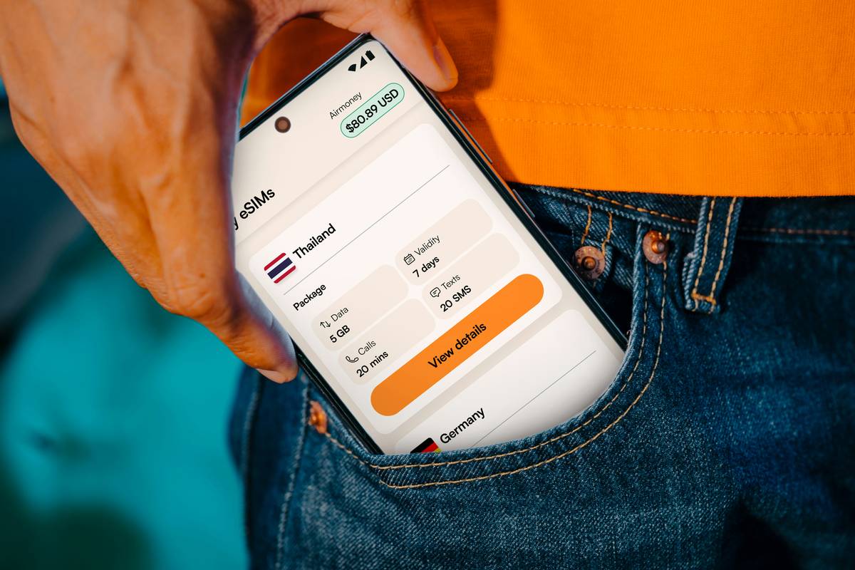 Traveler using mobile app to monitor baggage tracking coverage plan in real time