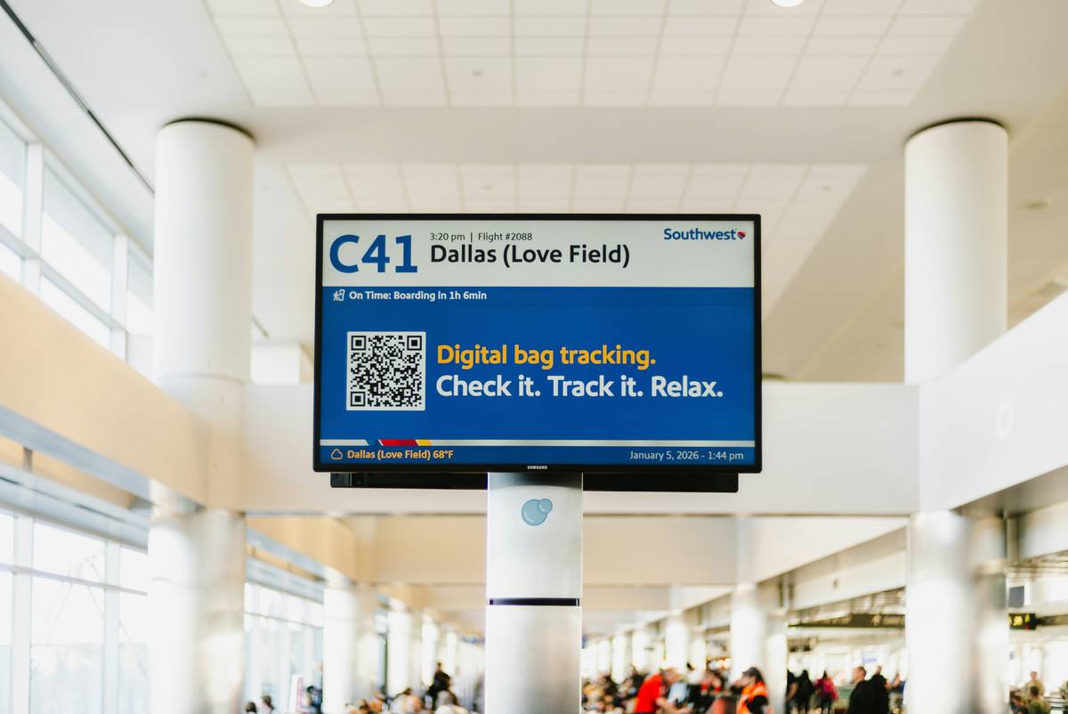 Bar chart showing 2023 global baggage mishandling rates: 2.7M delayed bags in U.S., 1.2M lost worldwide, 89% resolved within 48 hours