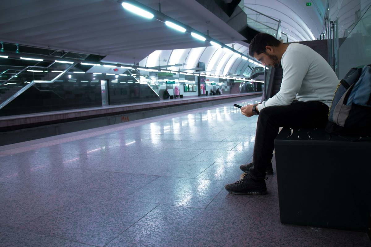 Passenger filing luggage delay compensation UK claim at airport desk