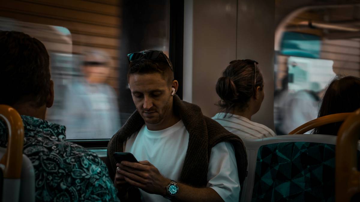 Traveler using delayed luggage monitor coverage app to track lost suitcase in real time
