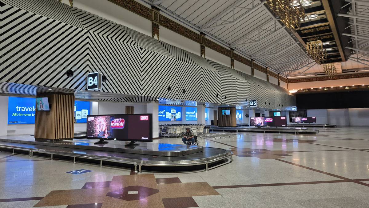 Smart luggage tracker attached to suitcase showing real-time location on phone app for baggage tracker delay track luggage brand